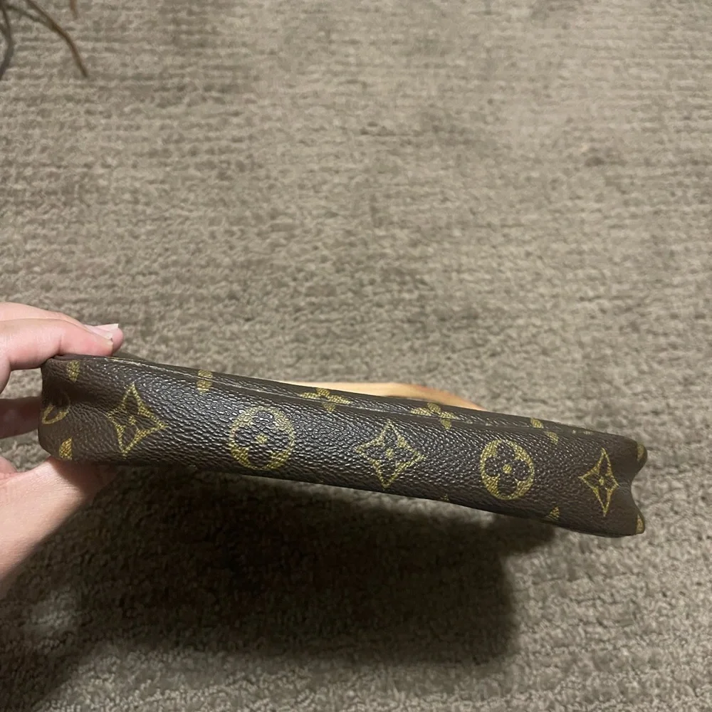 Authentic Louis Vuitton bag (used only couple times) - Picture 4 of 10